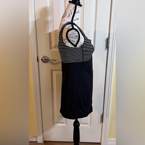 Lululemon Aria Tank II - Picture 8 of 12